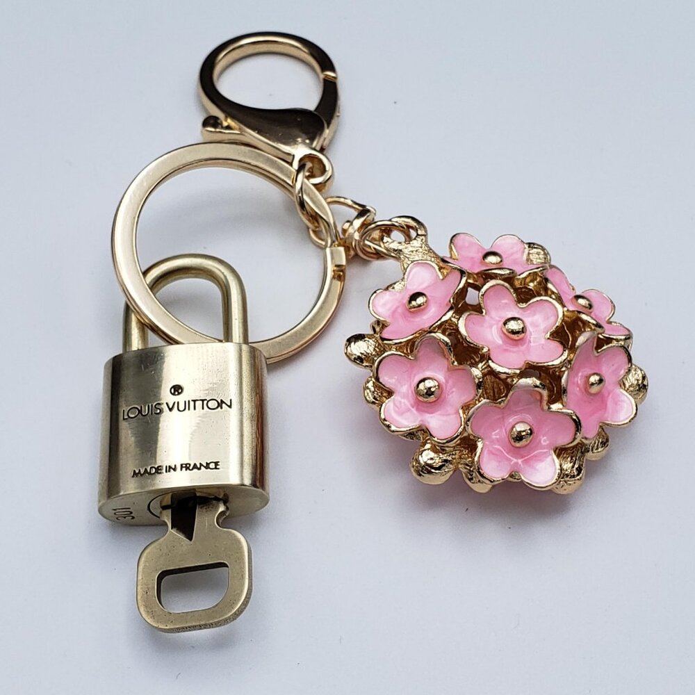 LV Authentic Gold Lock & Key 🔑 Luxury Bag Charm w/ Unbranded Flower Keychain - Picture 4 of 11